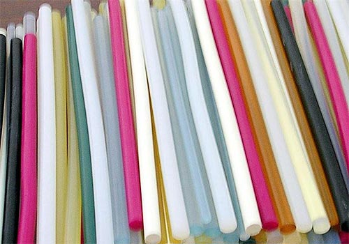 El color de la cola termofusible determina el seu rendiment?