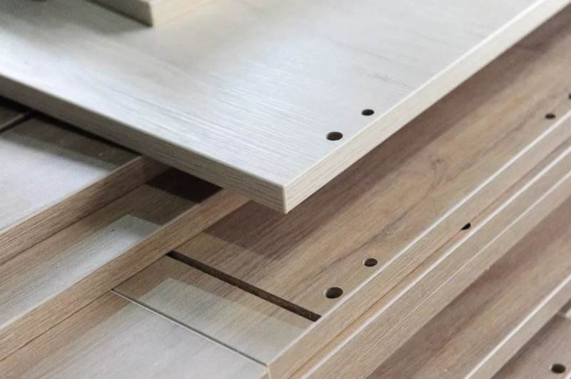 Problemes i solucions habituals de la cola termofusible utilitzada per al segellat de vores de mobles.